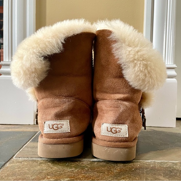 UGG Bailey Button~UGG Charms•5•Chestnut•Shearling Lined Boots From UGG Australia - Picture 9 of 12